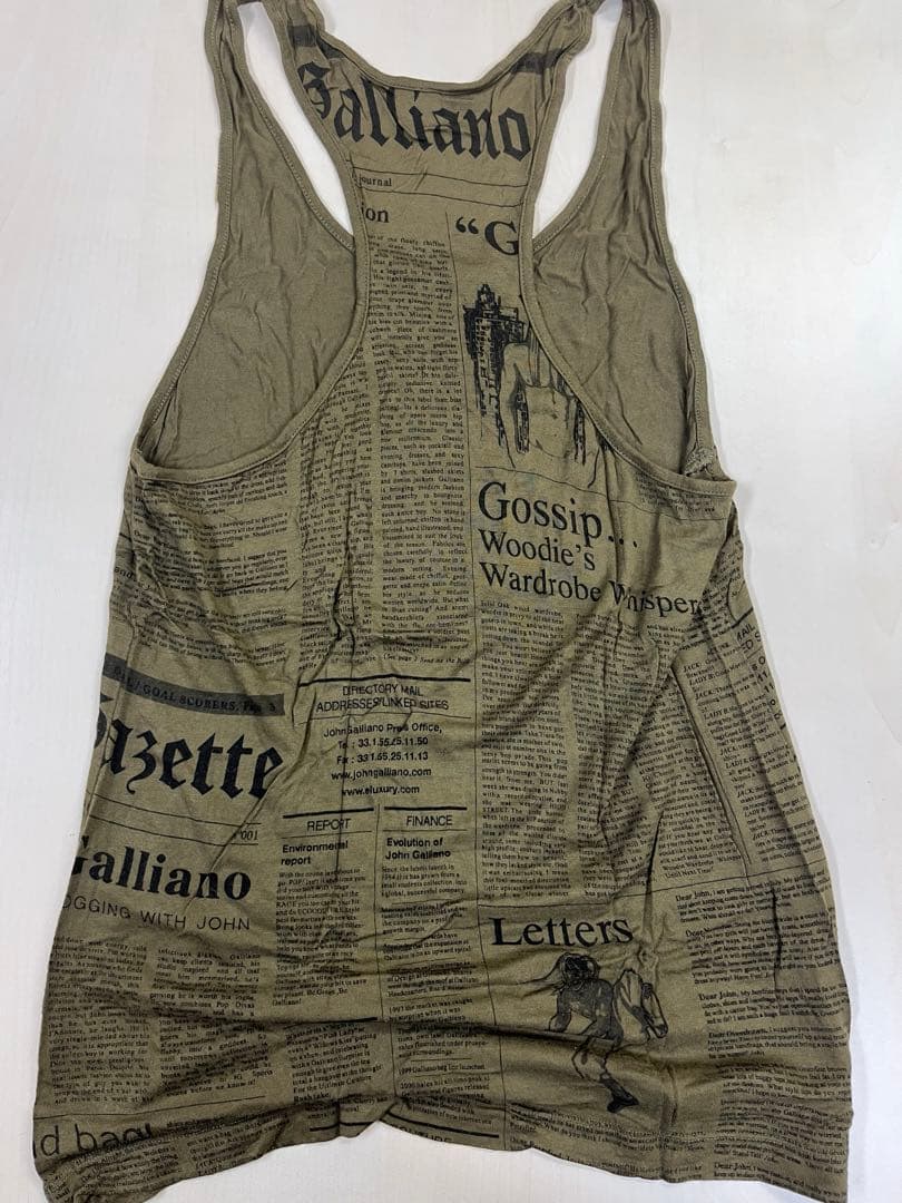 ジョンガリアーノオム！ニュースペーパー柄タンクトップ（カーキ色）