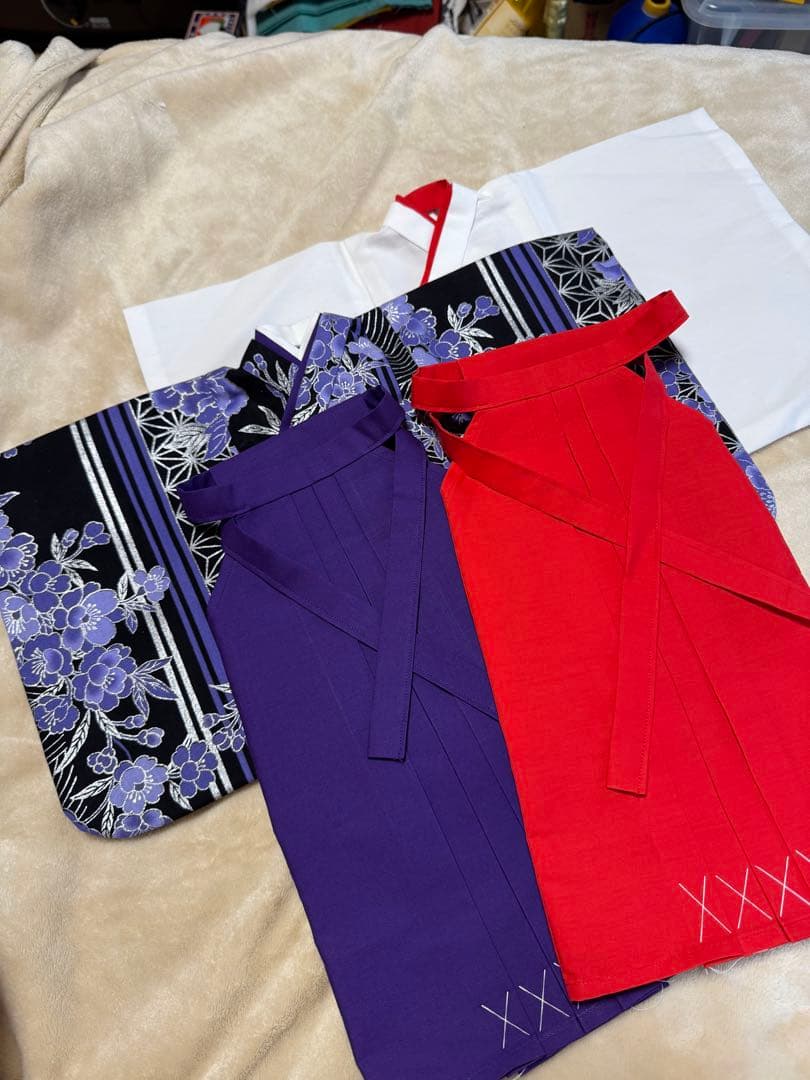 なの　黒地銀彩牡丹柄着物袴