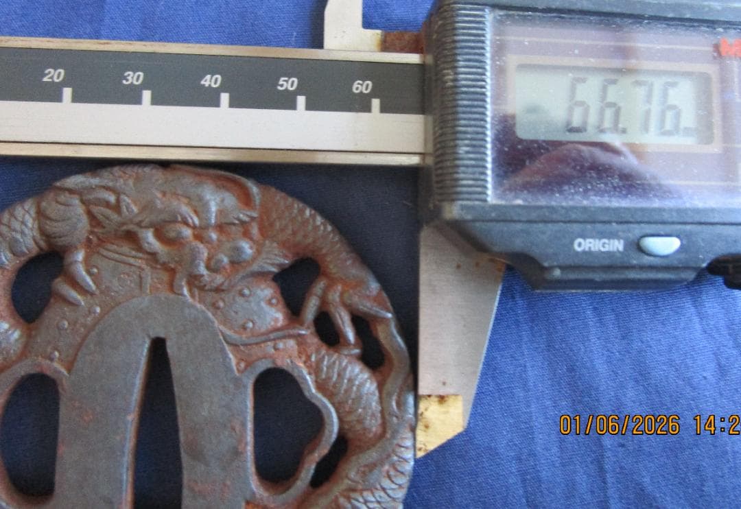 刀の鍔　脇差鍔　透かし鍔　錆あり　サイズ等写真にて　ドラゴンと鶴の鉄製鍔　1枚