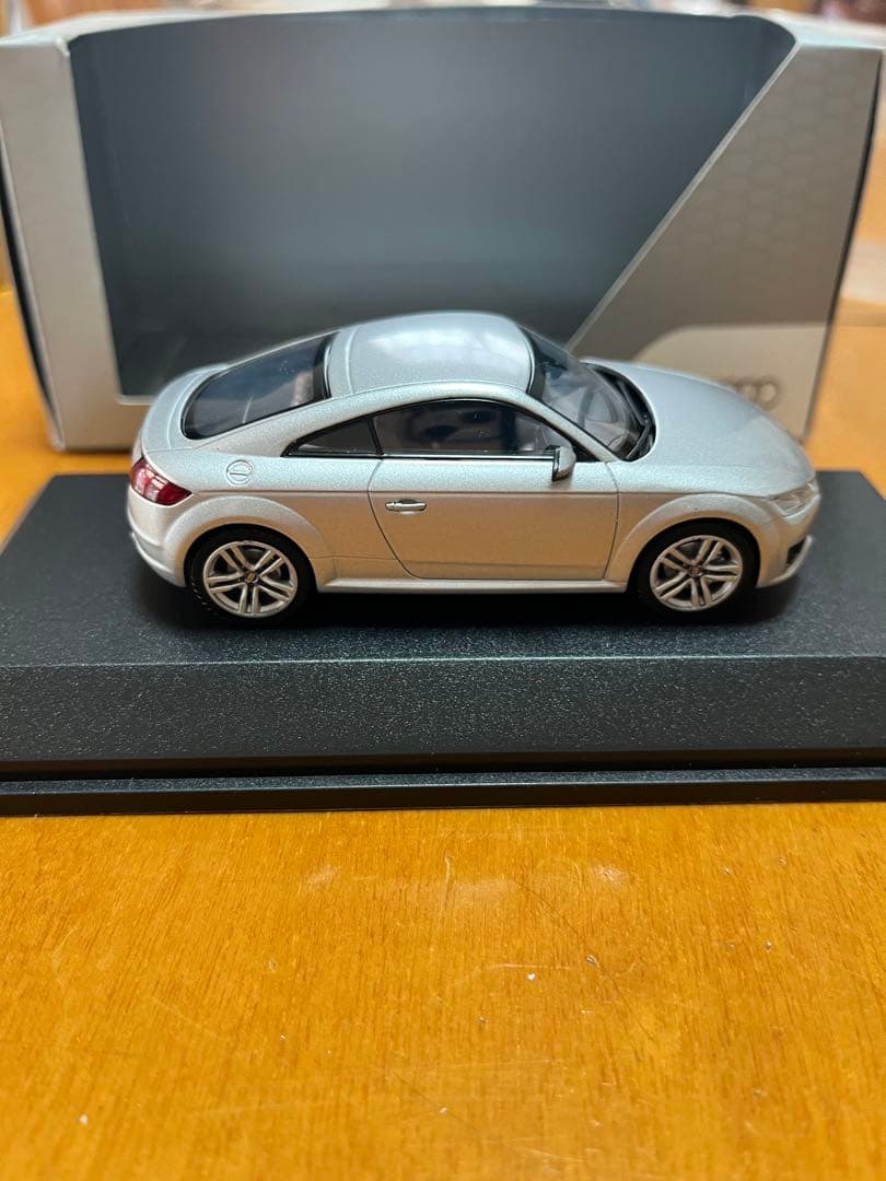 Audi TT Coupé ミニカー 1/43 スケール シルバー
