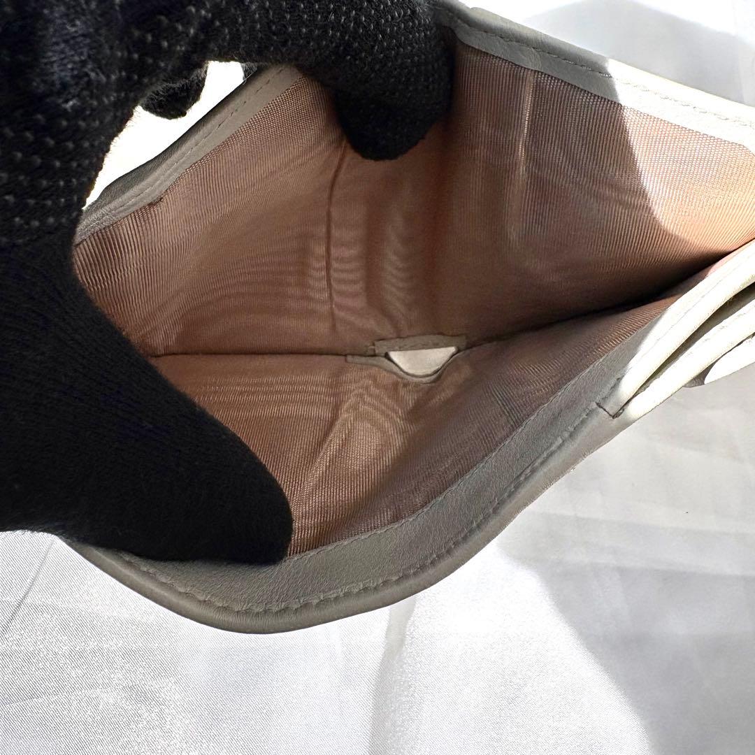 未使用級/現行✨プラダ 折り財布 三角ロゴ スタッズ RFID搭載 ホワイト