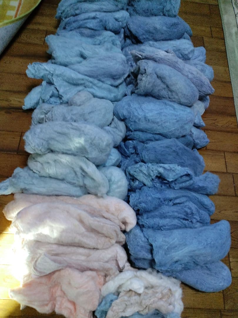 絹藍染めと草木染めの袋真綿1460g