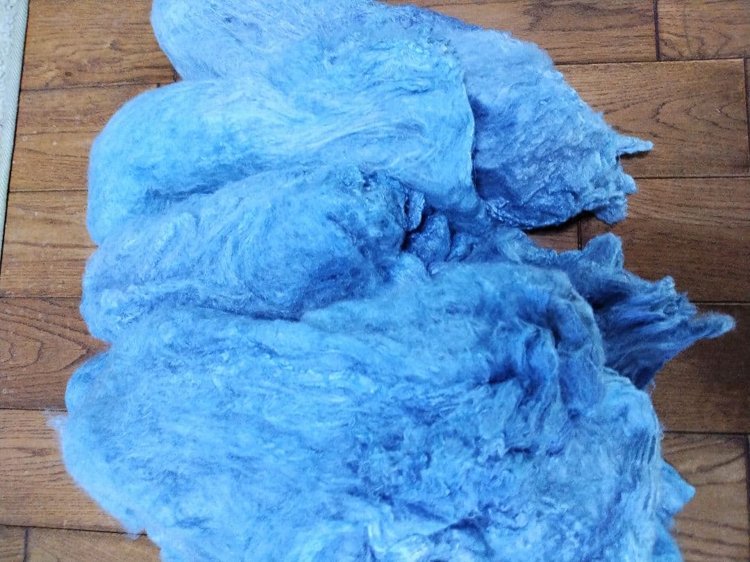 絹藍染めと草木染めの袋真綿1460g