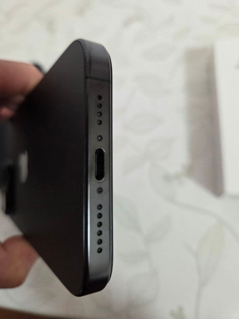 Apple iPhone 15 Pro Maxブラックチタニウム 本体