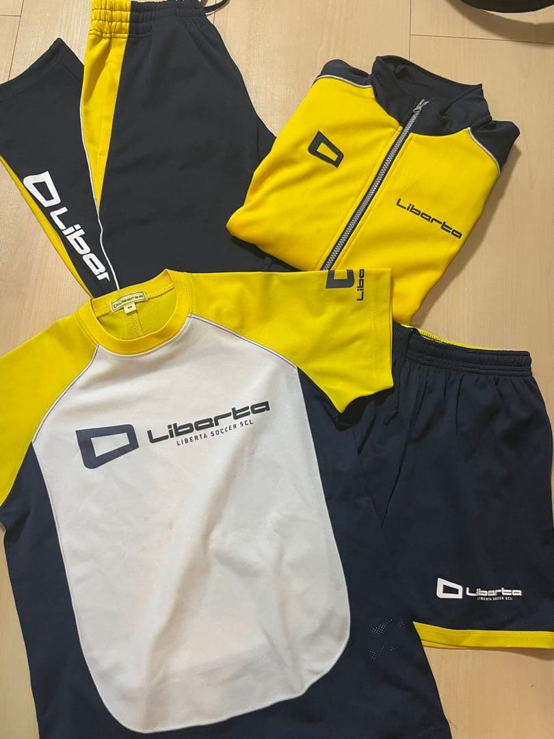 【未使用あり】リベルタサッカースクールユニフォーム4点セット160＆Sサイズ
