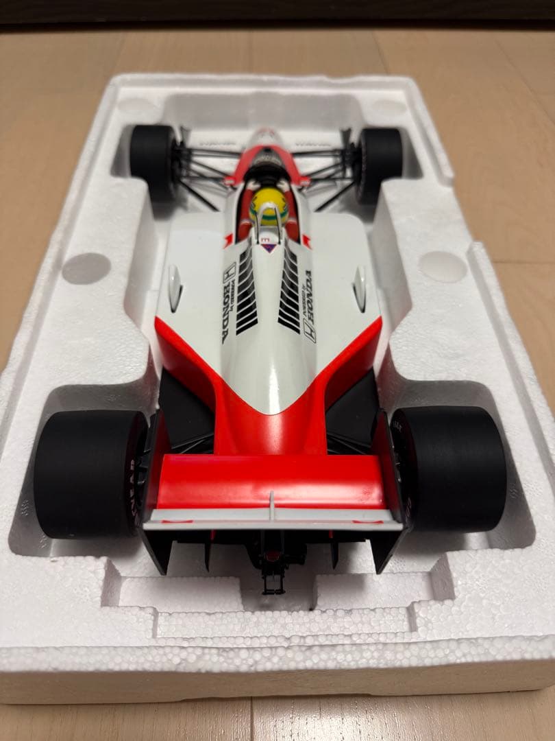ミニチャンプス　マクラーレン　McLarenMP4/4 1/12ミニカー