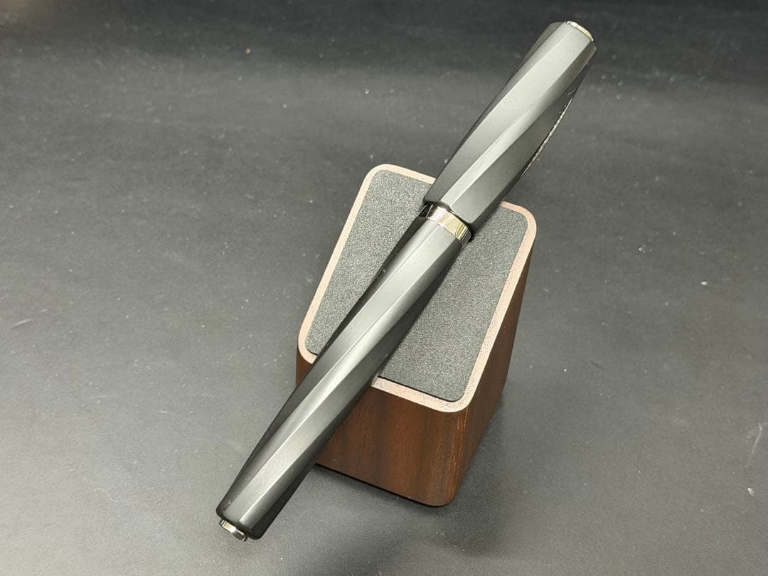 ビスコンティ　ディヴィーナ　マットブラック　ローラーボールペン