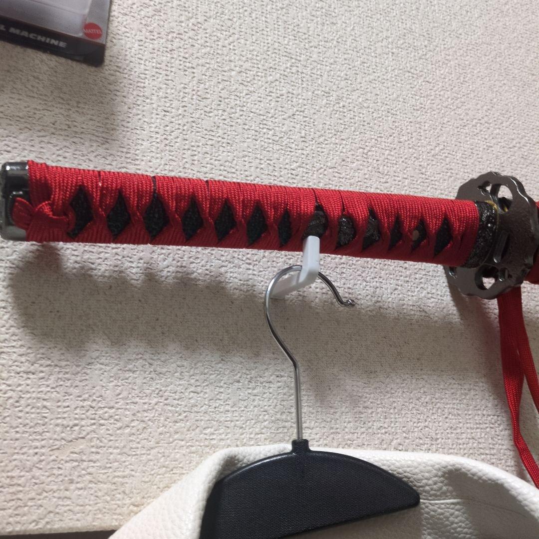 赤いハンドルの刀