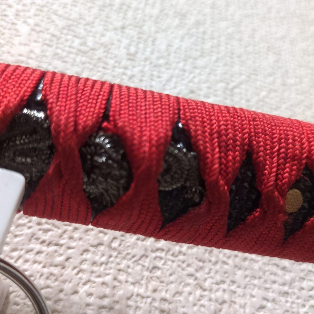 赤いハンドルの刀