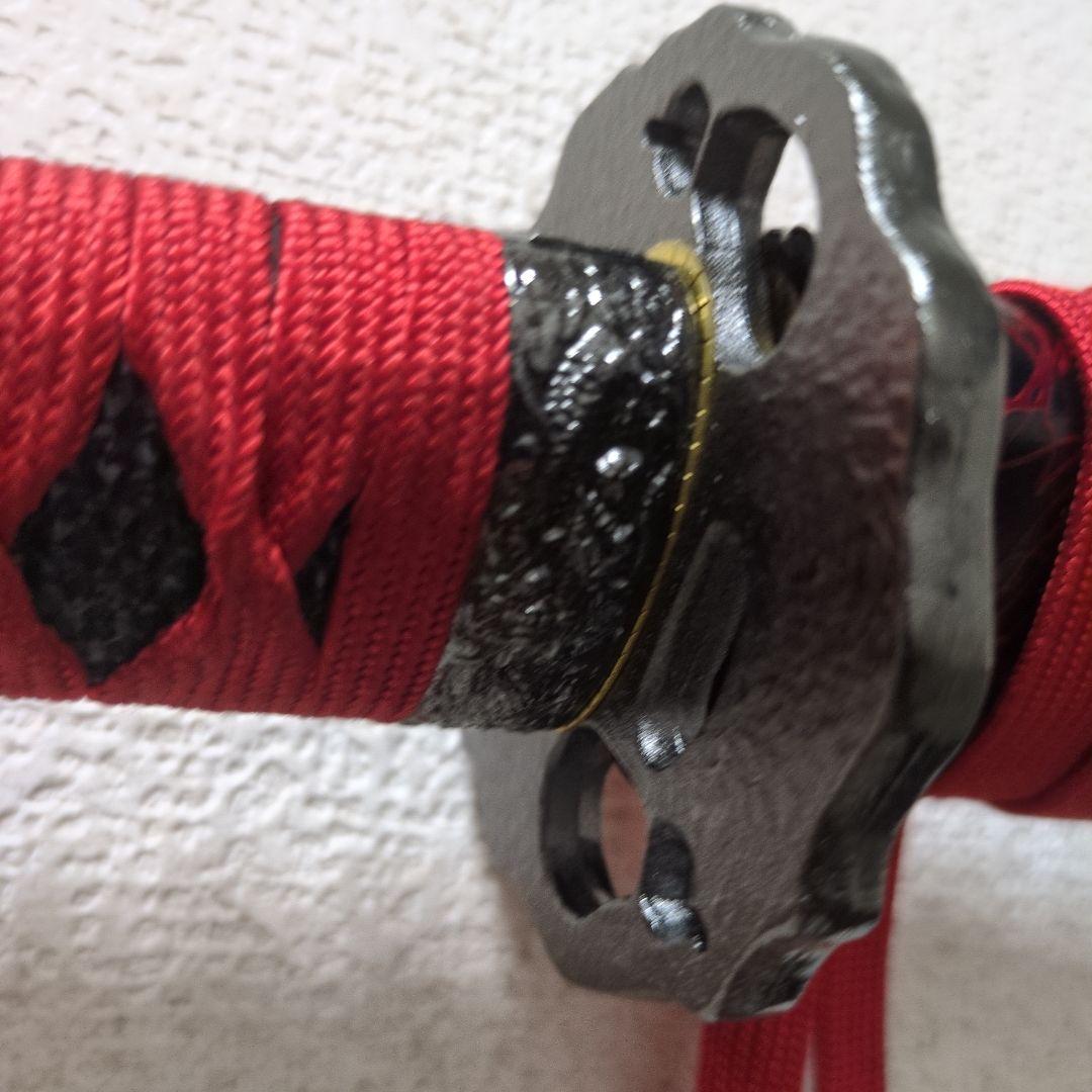 赤いハンドルの刀