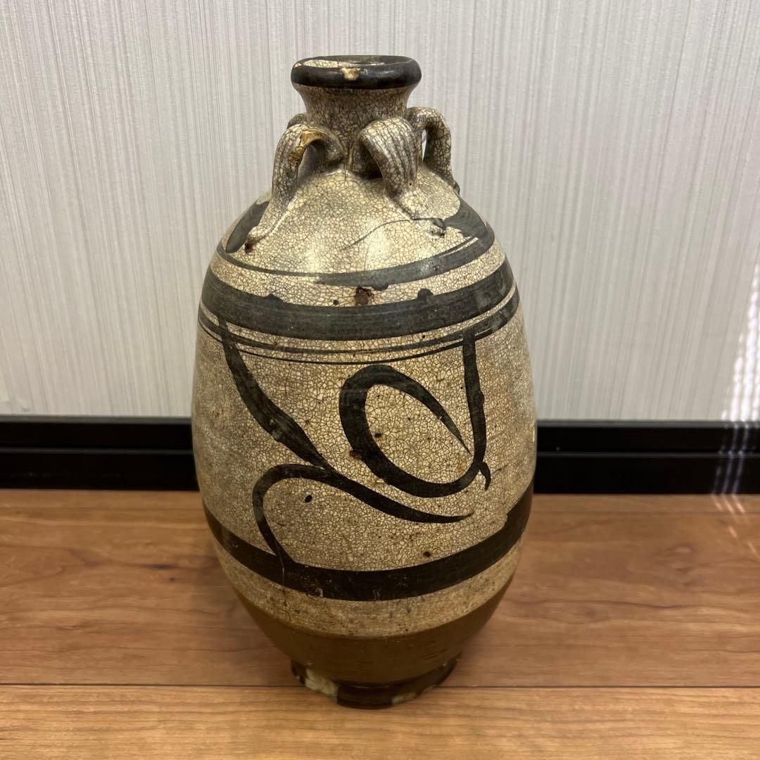 手描き模様の陶器瓶