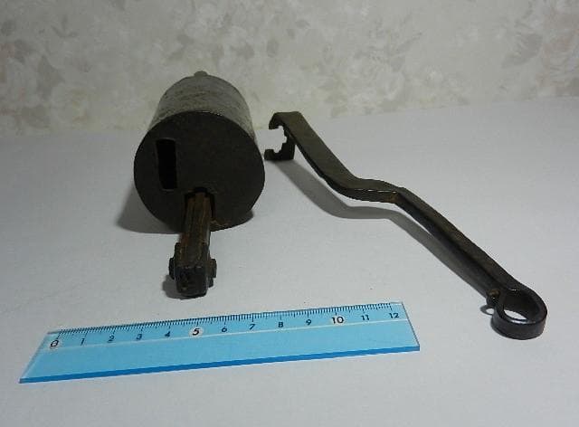 珍しい円筒状の李朝の骨董錠前（長さ２２ｃｍ、重さ５２０ｇ）