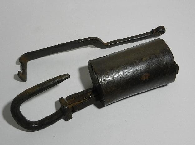 珍しい円筒状の李朝の骨董錠前（長さ２２ｃｍ、重さ５２０ｇ）