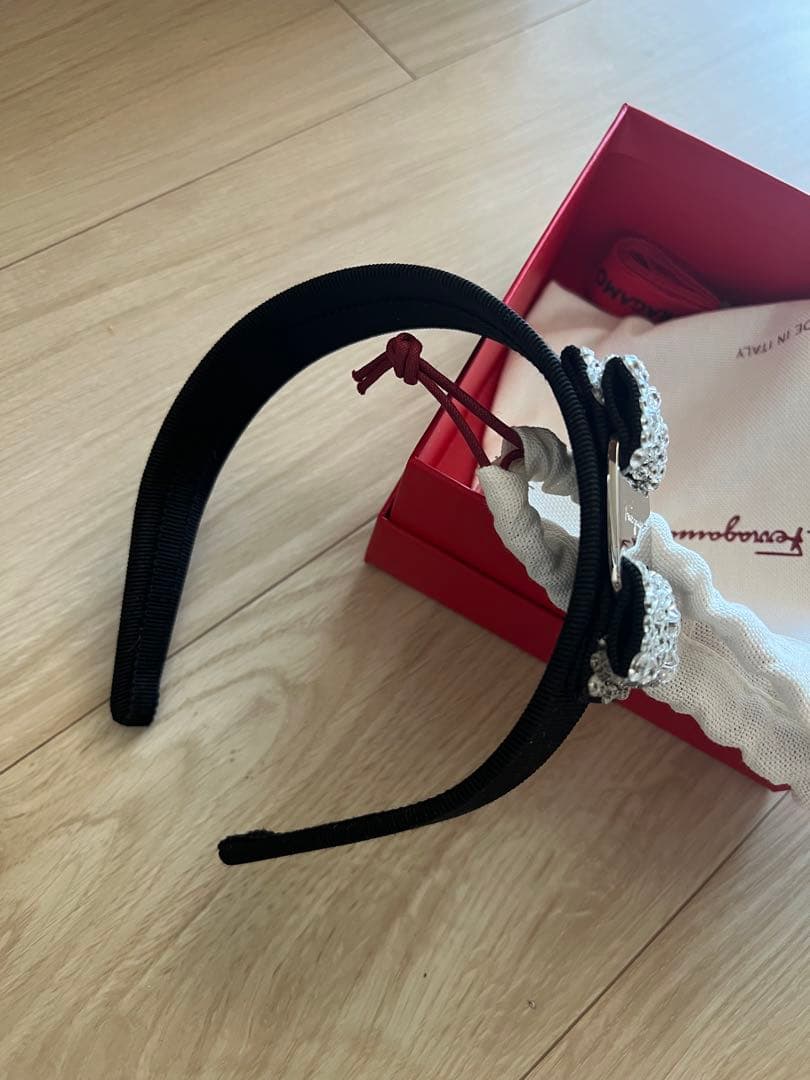 FERRAGAMO クリスタル付きヘアバンド
