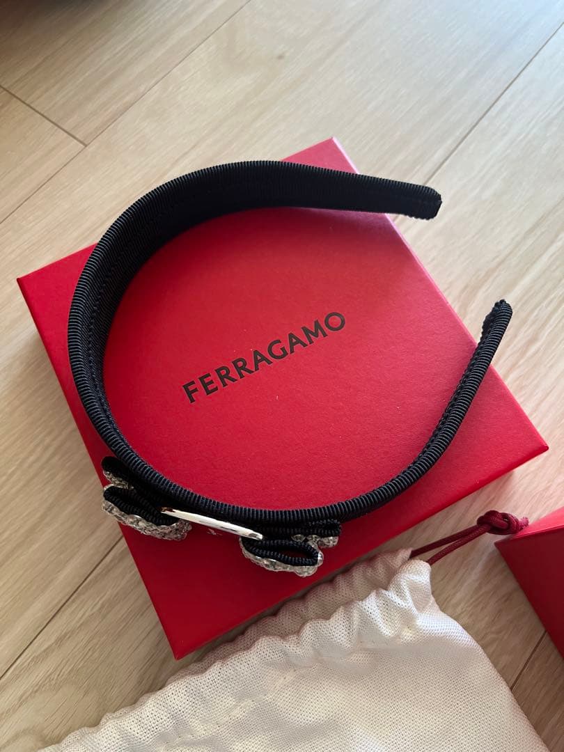 FERRAGAMO クリスタル付きヘアバンド