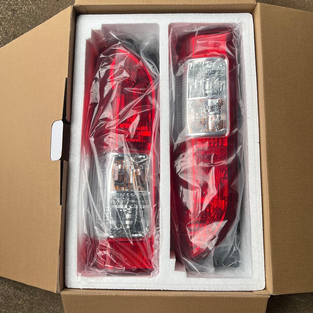 ハイエース8型純正テールランプ新車取り外し