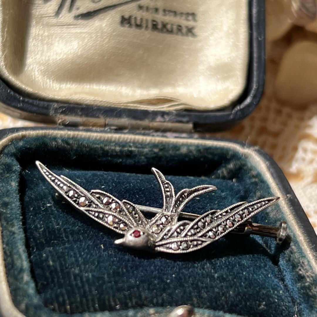 【アンティーク】ツバメブローチ マーカサイト