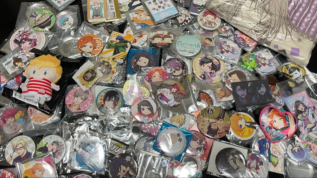 ①アニメグッズ大量まとめ売り80点 缶バッジ アクキー