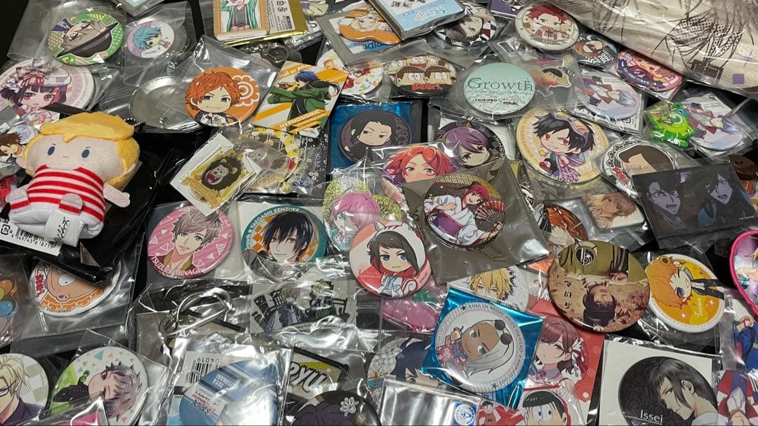 ①アニメグッズ大量まとめ売り80点 缶バッジ アクキー