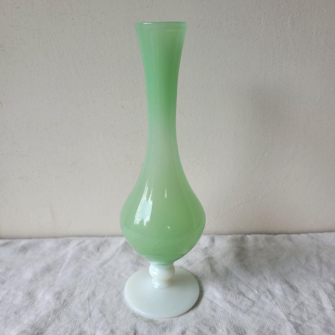 フランス　アンティーク　オパリンガラス　フラワーベース　グリーン