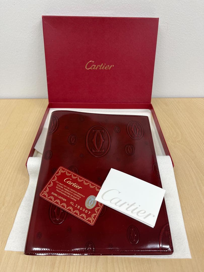 カルティエハッピーバースデーコレクションのレザーカバー限定ノートです。