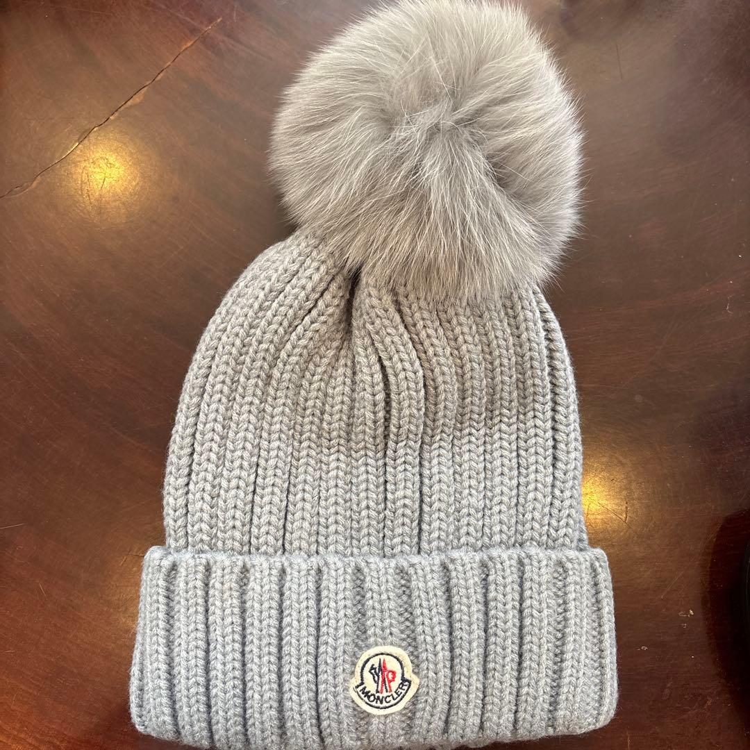 MONCLER グレー ニット帽 ファー付き