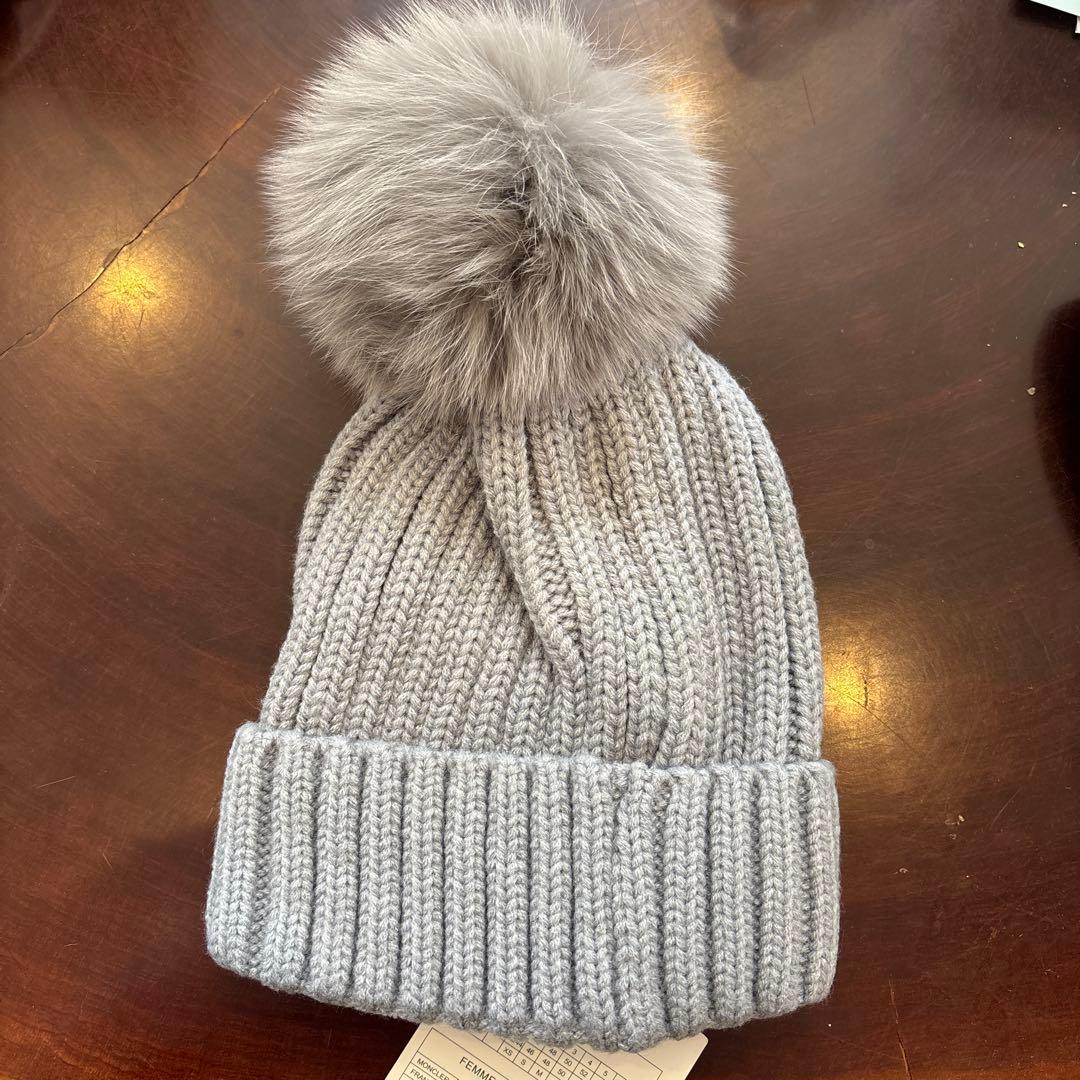 MONCLER グレー ニット帽 ファー付き