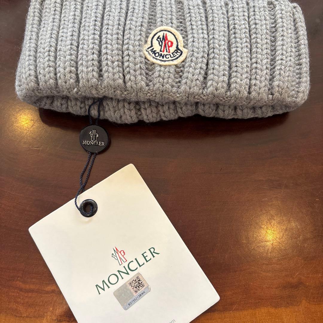 MONCLER グレー ニット帽 ファー付き