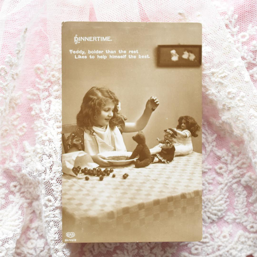 アンティークポストカード　少女とベアとお人形のディナータイム