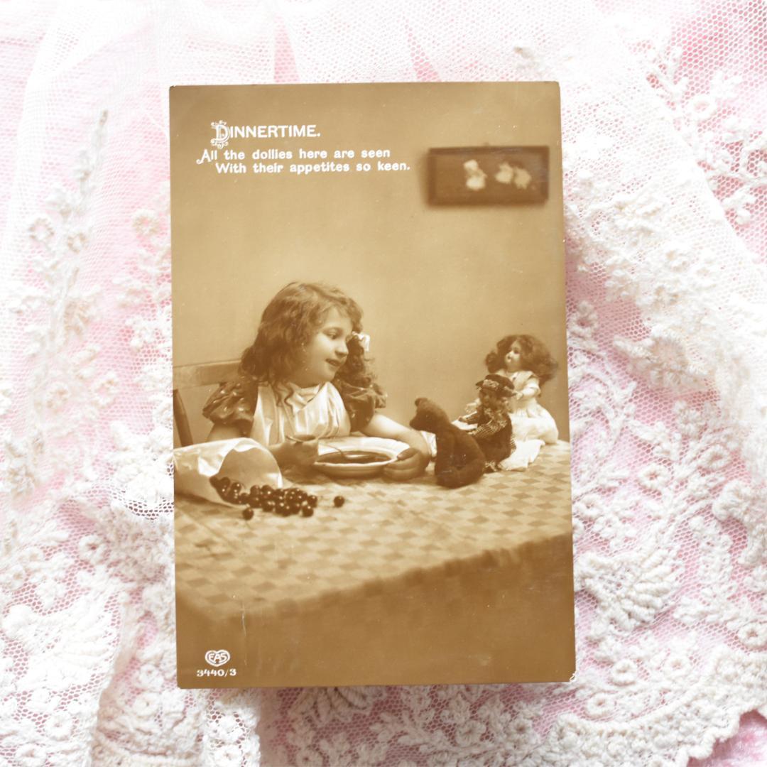 アンティークポストカード　少女とベアとお人形のディナータイム
