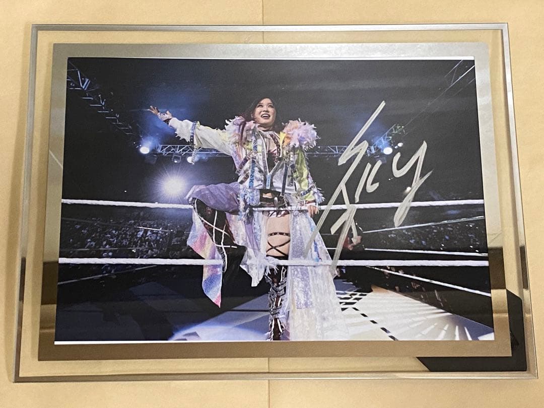 イヨ・スカイ WWE マリーゴールド サイン入りポートレート写真フレーム