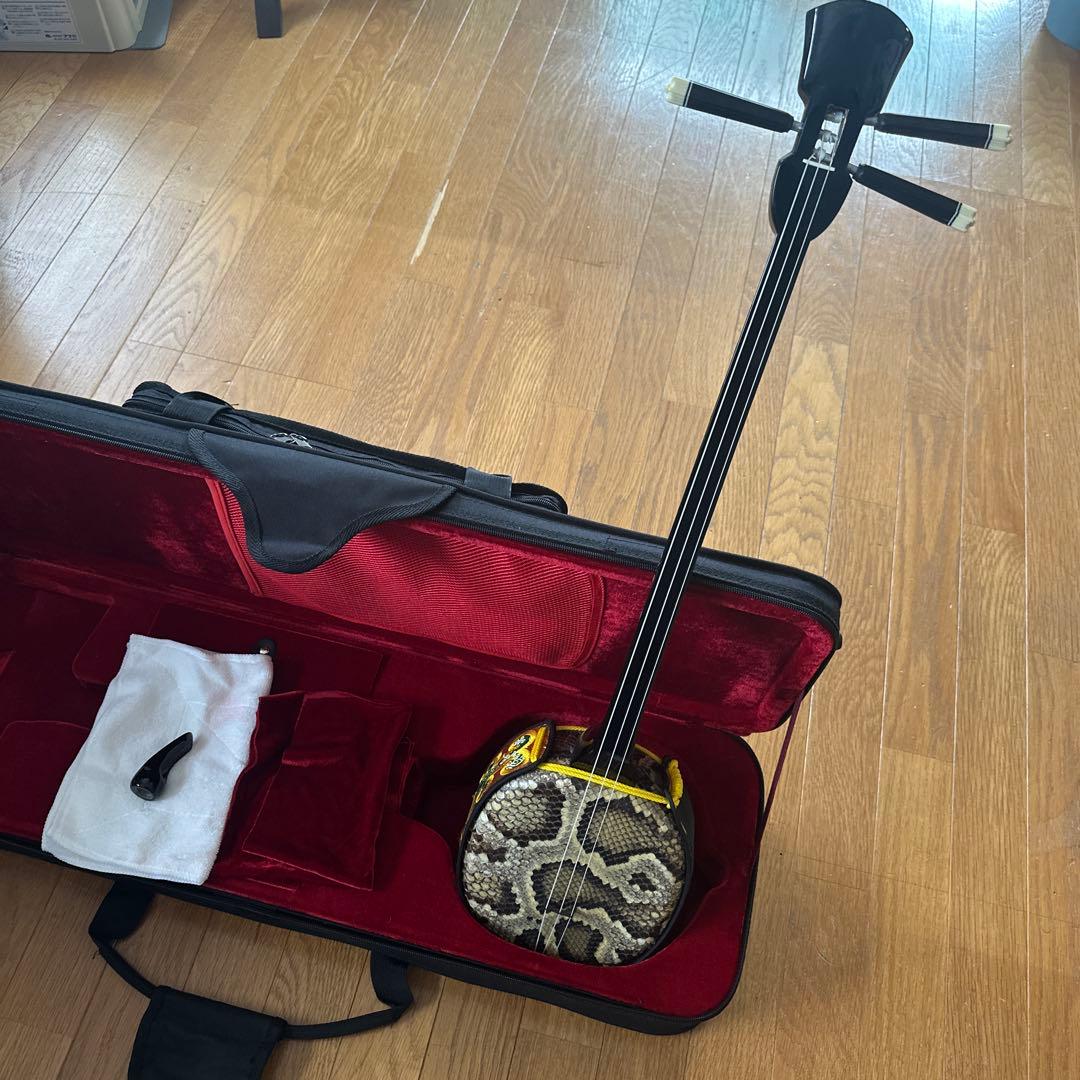 三線　生産地　沖縄　爪、三線立てつき　ショルダーベルトつき