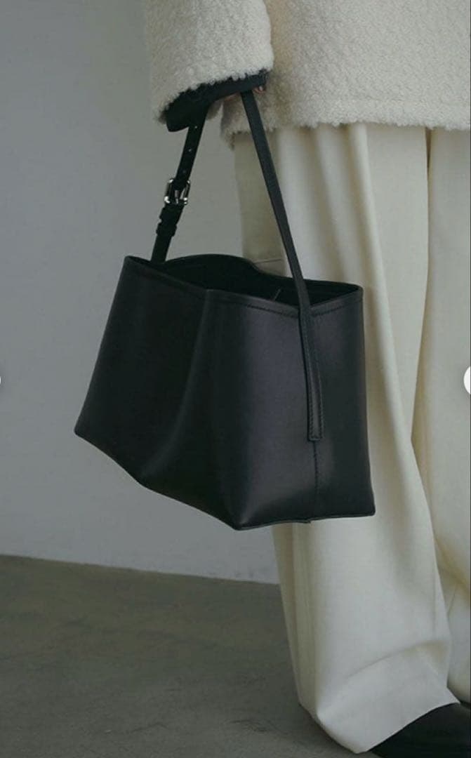 エトレトウキョウ　ナローショルダーランドスケープレザーバッグ ［ブラック］