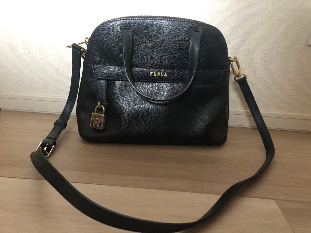 FURLA パイパー　ブラックレザーショルダーバッグ