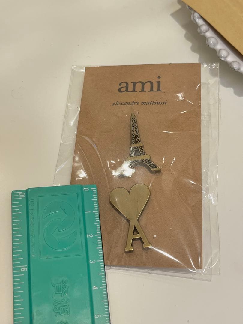 【新品】AMI PARIS アミパリス ピンバッチ