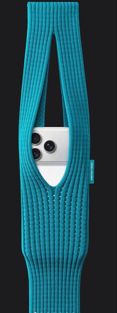 iPhone Pocket by ISSEY MIYAKE ショート　ピーコック