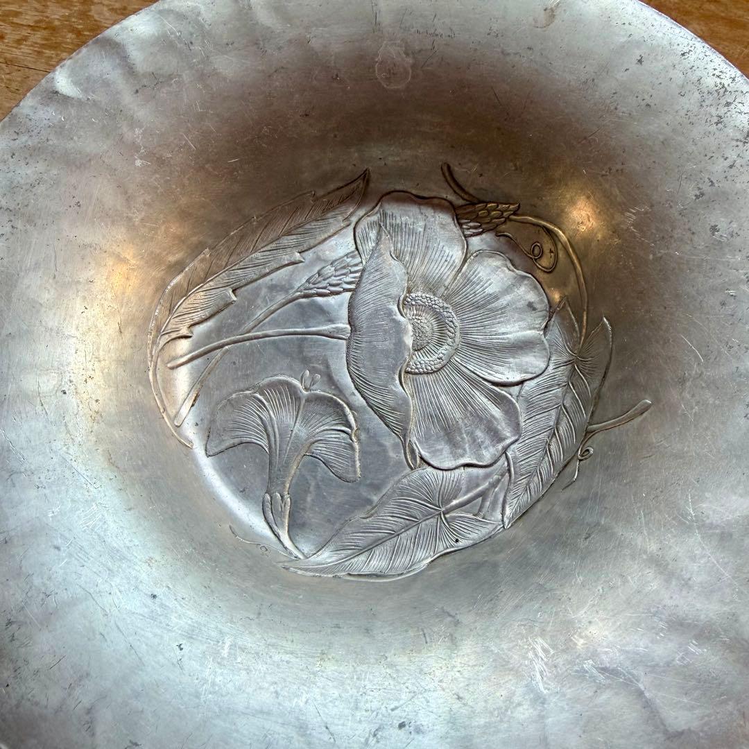 花彫刻のアルミ製ボウル アンティーク