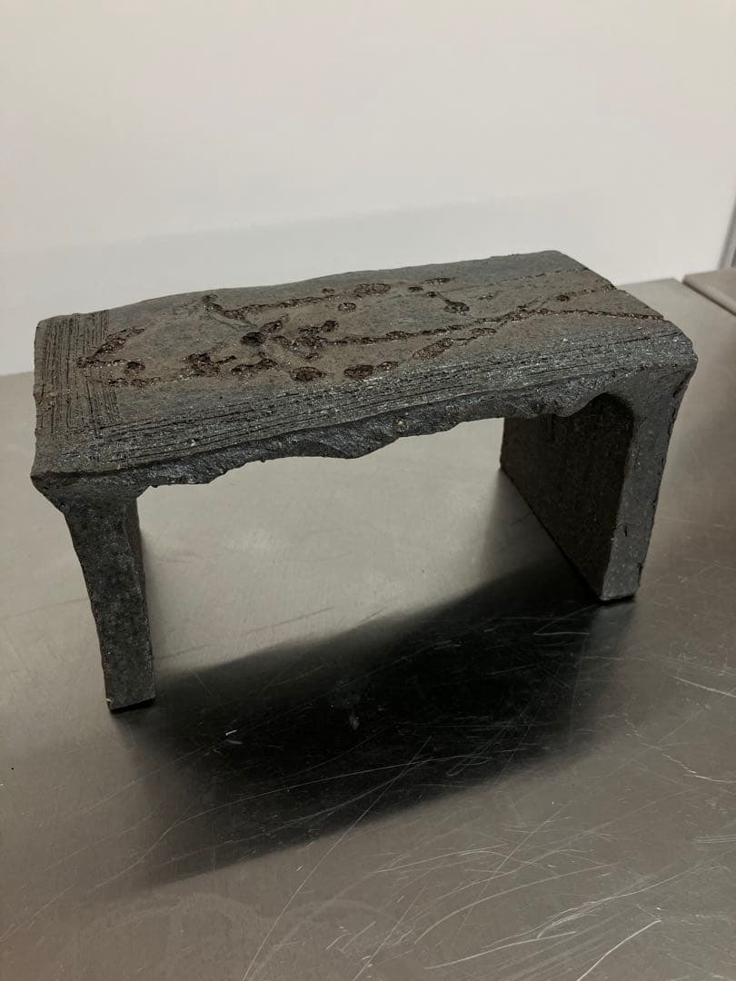 陶器　信楽焼　銀彩の脚付き台　炭化窯変　手作り一品物　お洒落　高級ディスプレイ