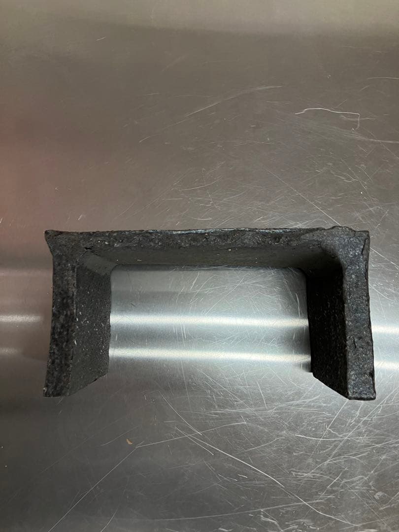 陶器　信楽焼　銀彩の脚付き台　炭化窯変　手作り一品物　お洒落　高級ディスプレイ