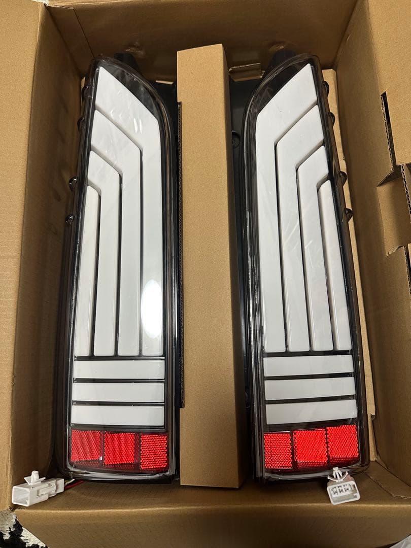 200系ハイエースフルLEDファイバーテールランプ クリア/ホワイト　ヘリオス製