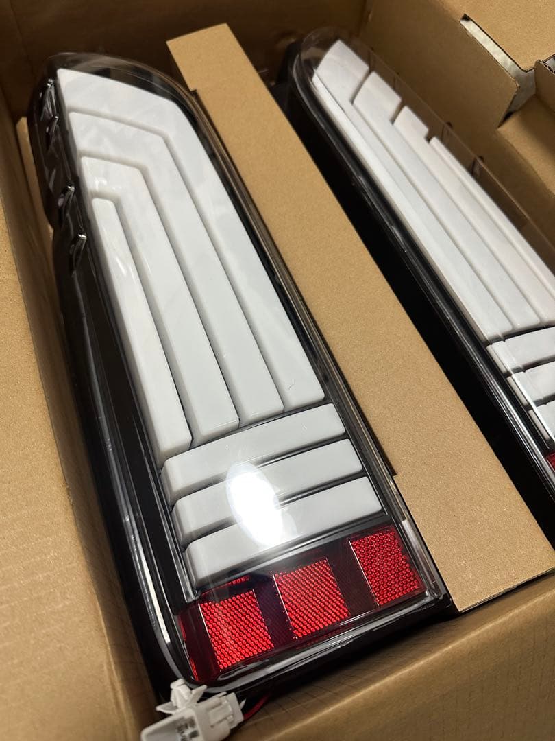 200系ハイエースフルLEDファイバーテールランプ クリア/ホワイト　ヘリオス製