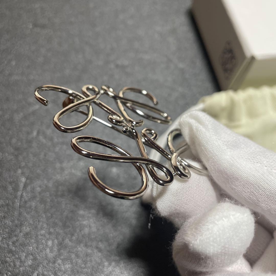 LOEWE シルバーブローチ ロゴデザイン