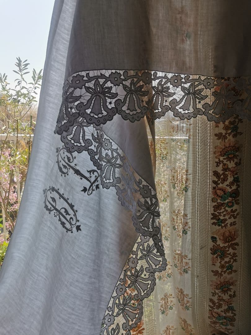 アンティーク イニシャル刺繍ＤＰ ベル風スカラップ花トリム ロングクロスカーテン