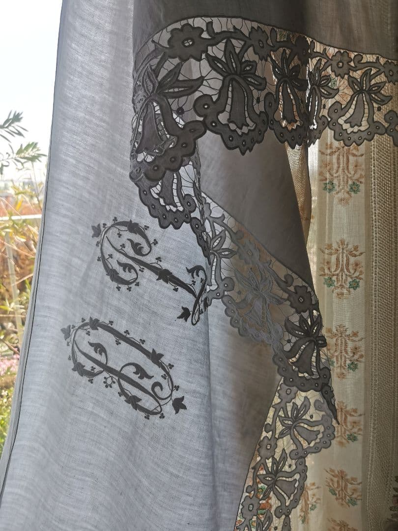 アンティーク イニシャル刺繍ＤＰ ベル風スカラップ花トリム ロングクロスカーテン
