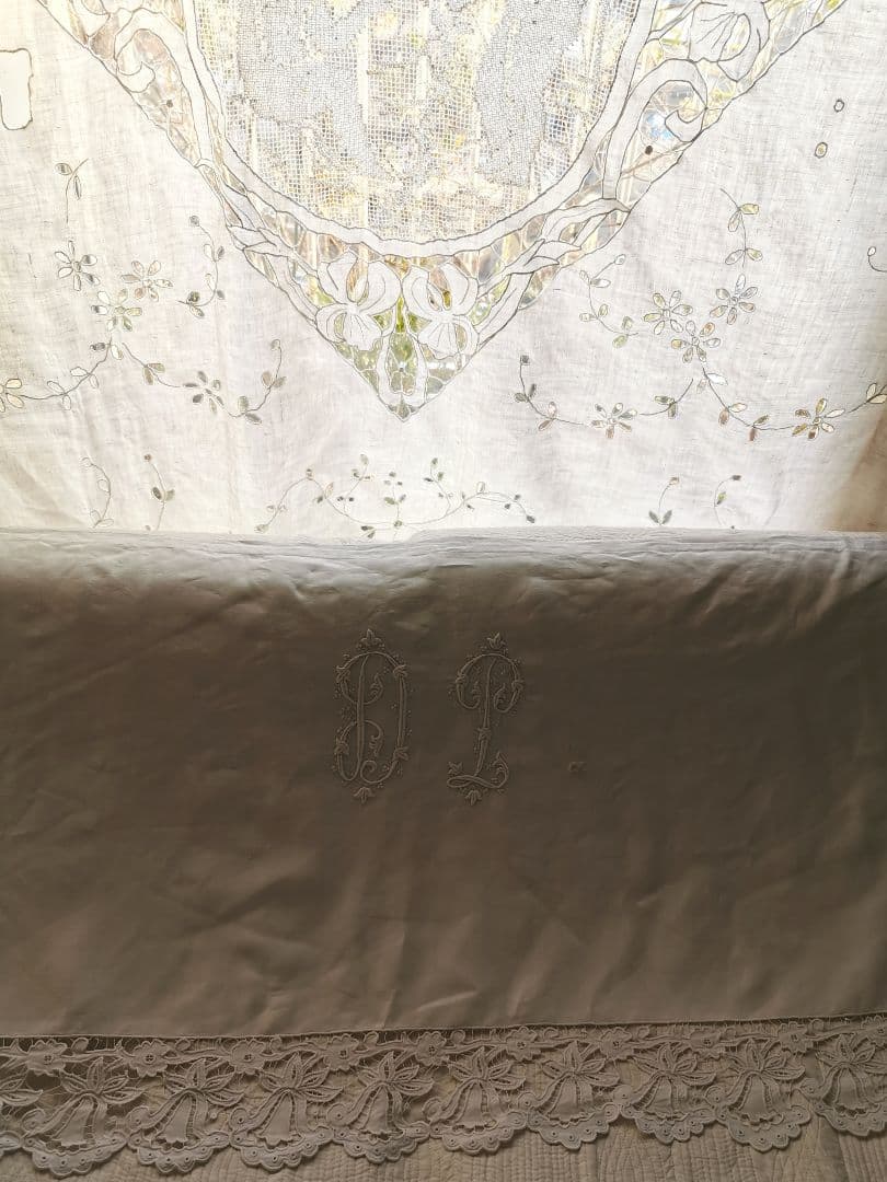 アンティーク イニシャル刺繍ＤＰ ベル風スカラップ花トリム ロングクロスカーテン