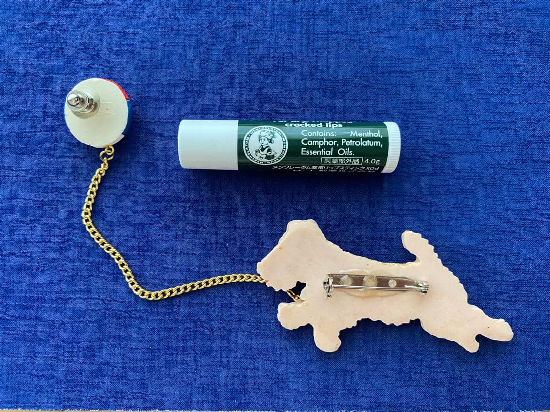 ウィークエンズ　weekends ピンクのテリアとビーチボールのブローチ