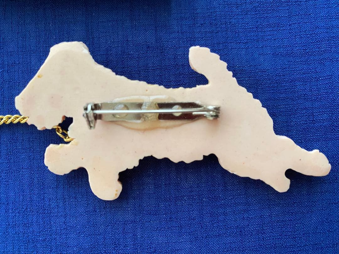 ウィークエンズ　weekends ピンクのテリアとビーチボールのブローチ