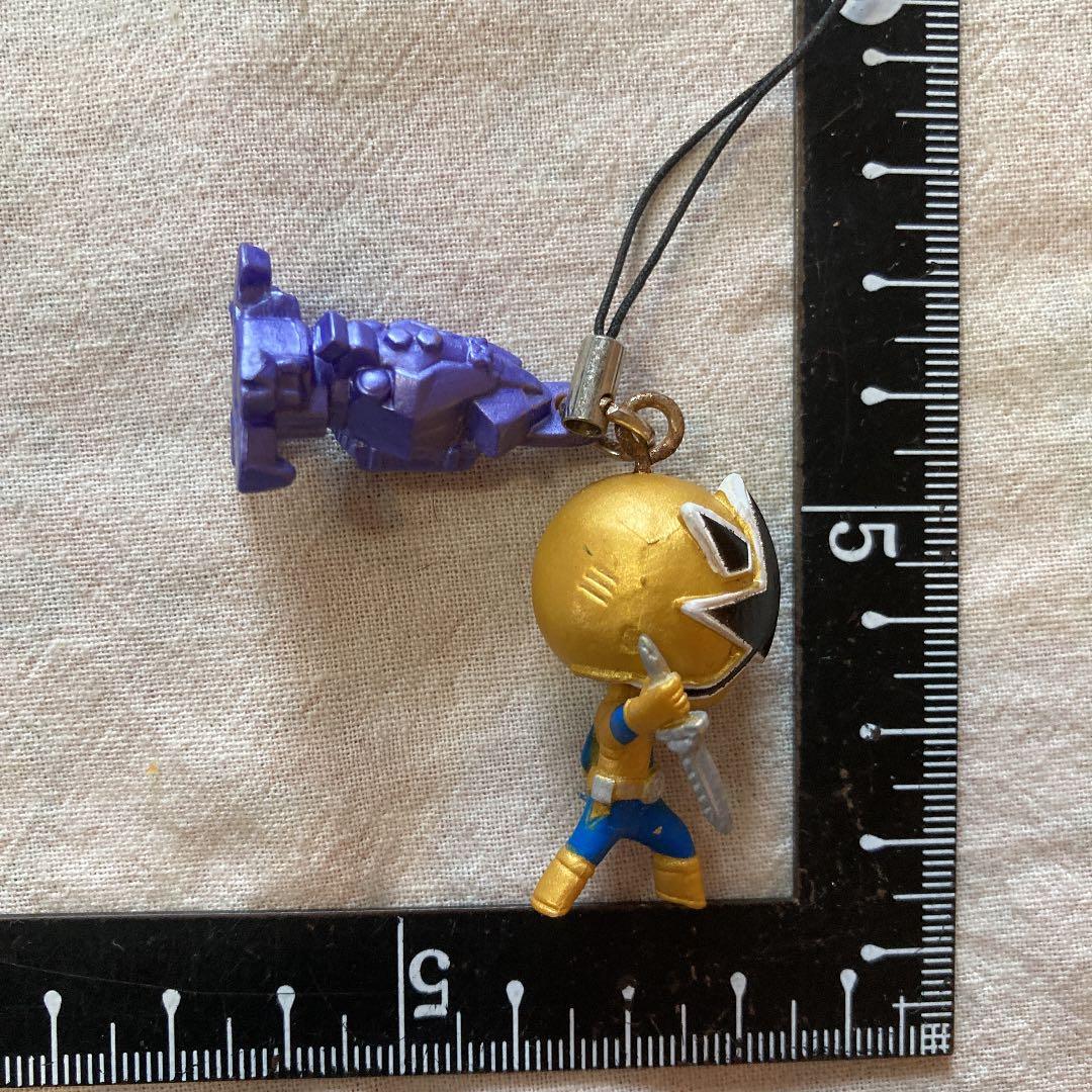 ストラップ　戦隊ヒーロー　ゴールドカラー　火　忍者？シュリケンジャー