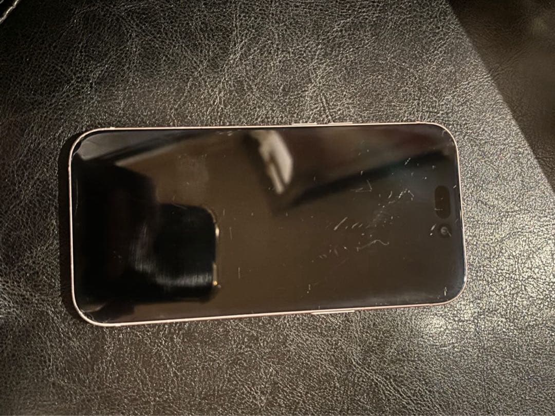 Apple iPhone 15 128GB ピンク 背面割れ　傷あり