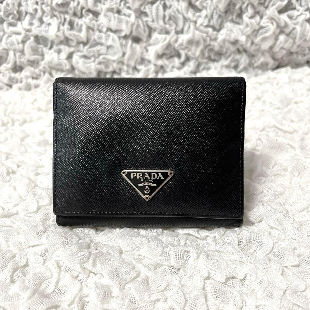 PRADA ブラック 三つ折り財布　プラダ　黒　サフィアーノレザー　コンパクト